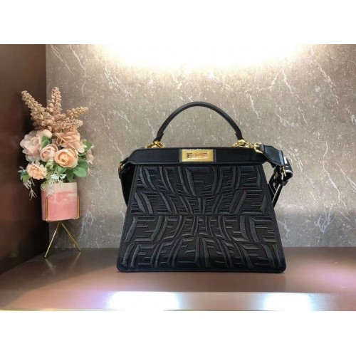 Borsa FENDI PEEKABOO ICONIC ESSENTIALLY in pelle F1516 nera