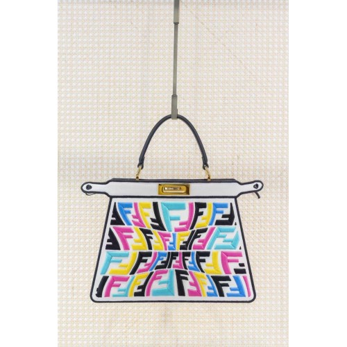 Borsa FENDI PEEKABOO ICONIC ESSENZIALMENTE in pelle colore F1516