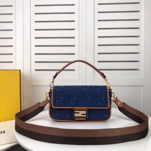 Fendi BAGUETTE LARGE Borsa in denim blu F0386 blu