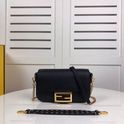 Borsa Fendi BAGUETTE in pelle F2467 nera