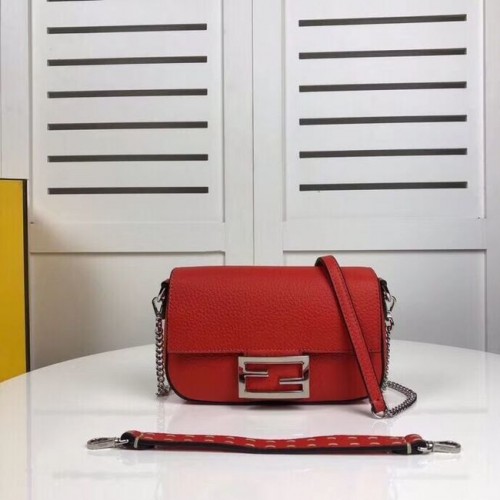 Borsa Fendi BAGUETTE in pelle F2467 rossa