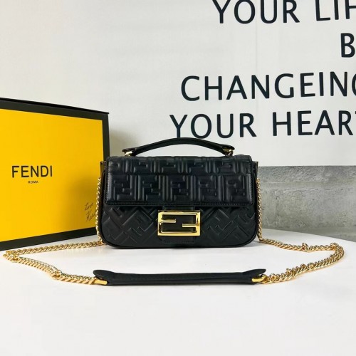 Borsa Fendi Baguette in nappa F0881 Nera