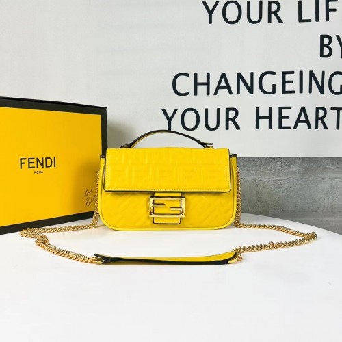 Borsa Fendi Baguette in nappa F0881 gialla