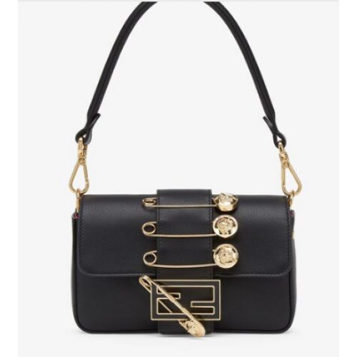 Borsa mini baguette Fendi Brooch Fendace in pelle 8BS066A nera