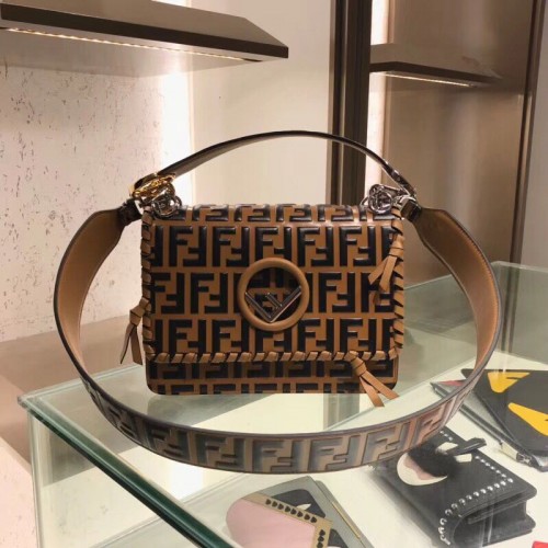 Borsa a tracolla con patta in pelle di vitello Fendi 6885 marrone