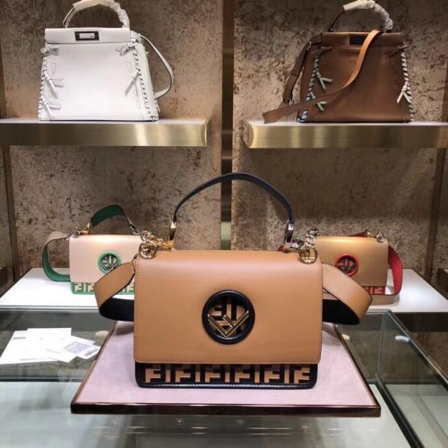 Borsa a tracolla con patta in pelle di vitello Fendi 6886 marrone