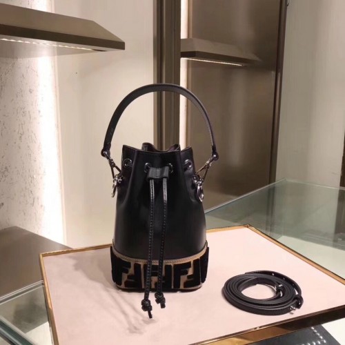 Borsa TOTE con patta in pelle di vitello Fendi 3326 nera e marrone