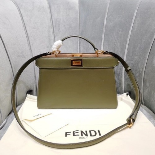 Borsa Fendi PEEKABOO ISEEU EAST-WEST in pelle 8BN323A verde