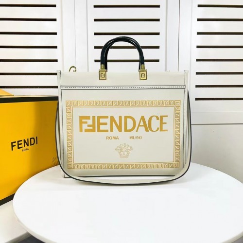 Fendi Sunshine Medium Fendace Shopper Logo in pelle stampata 8BH386A bianca