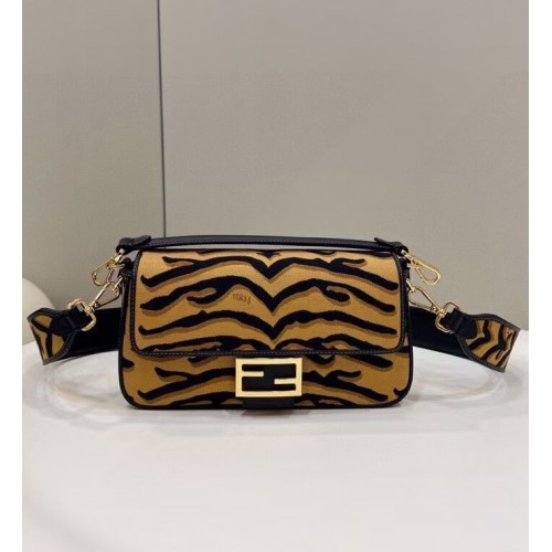 FENDI MIDI BAGUETTE Borsa a Spalla in tessuto 8BM023 marrone