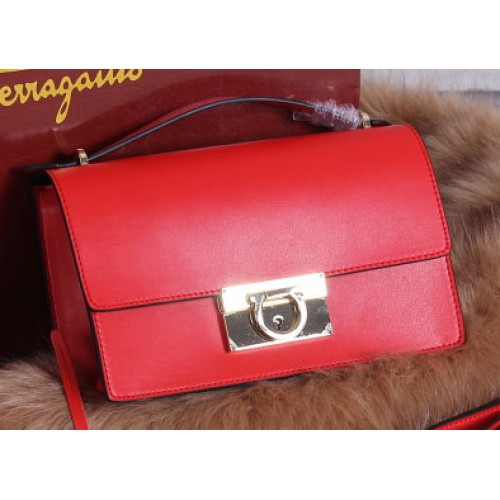 Borsa a Spalla Media in Pelle di Vitello Ferragamo SF099 Rossa