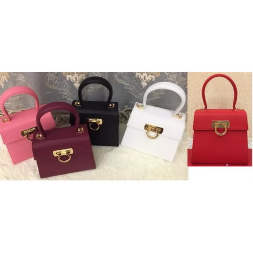 Borsa a spalla piccola in pelle di vitello Ferragamo SF0618