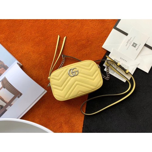 Borsa a tracolla piccola Gucci GG Marmont Matelasse 447632 gialla