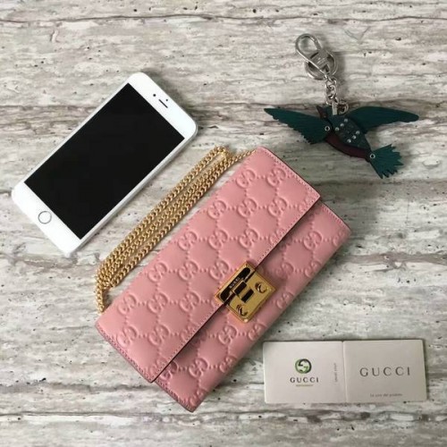 Portafoglio in pelle di montone con lucchetto Gucci 453506 rosa