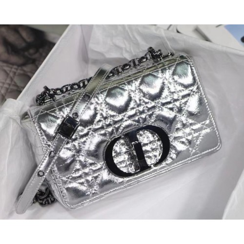 BORSA CARO DIOR PICCOLA Pelle di vitello metallizzata stropicciata Dior Spatial tonalità argento M9241B