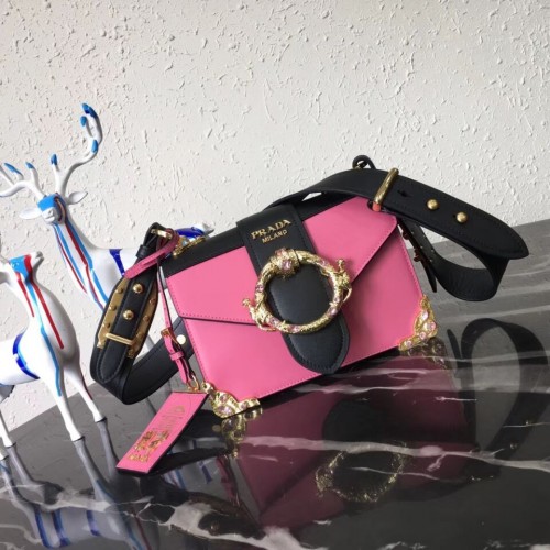 Borsa a tracolla in pelle Prada Cahier 1BD103 rosa