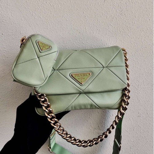 Borsa a tracolla Prada Gaufre in pelle nappata 1BD292A verde chiaro
