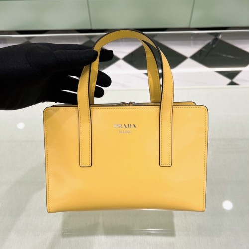 Prada Re-Edition 1995 borsa a tracolla piccola in pelle spazzolata 1BA357 gialla