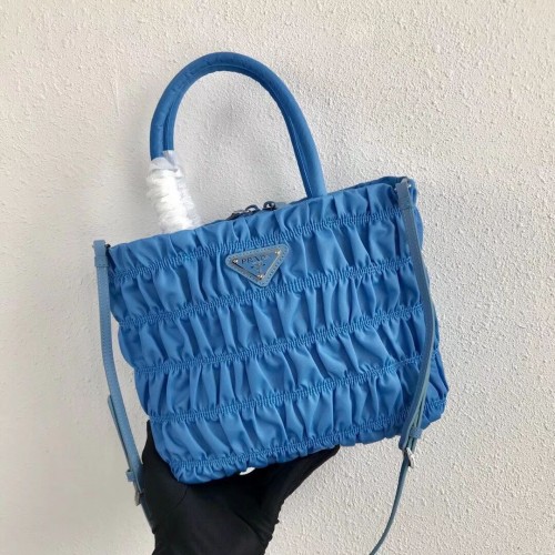 Borsa Tote Prada Re-Edition in nylon 1BG321 celeste