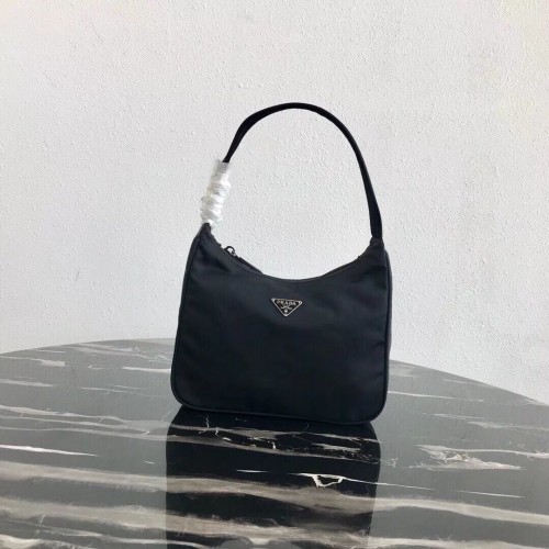 Borsa Tote Prada Re-Edition in nylon MV519 nera