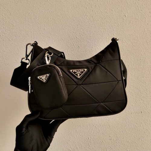 Borsa a spalla Prada Re-Edition in nylon 1BC151A nera