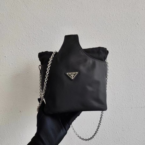 Borsa a spalla Prada in Re-Nylon e pelle Saffiano 1AG036 nera