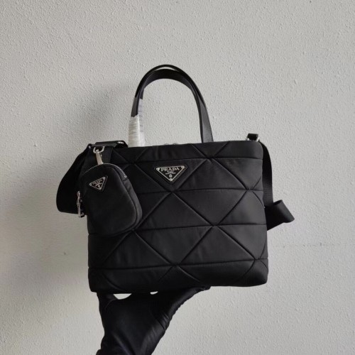 Borsa a spalla Prada in Re-Nylon e pelle Saffiano 1AG380 nera