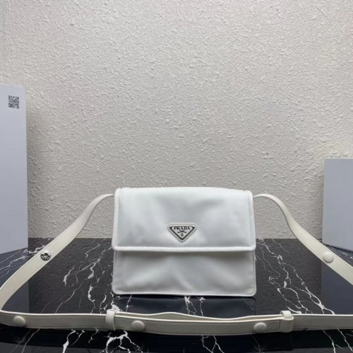 Borsa a spalla Prada in Re-Nylon e nappa 1BM313 bianca