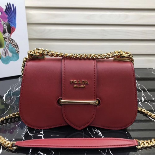Borsa a spalla Prada Sidonie in pelle 1BD184 Vino