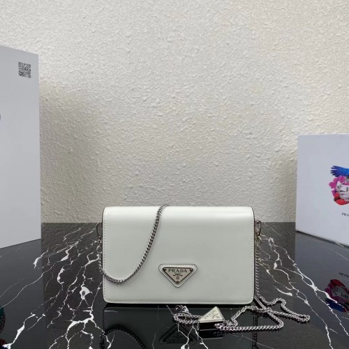 Borsa a spalla Prada piccola in pelle spazzolata 1BH307 bianca