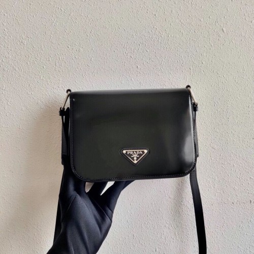 Borsa a spalla Prada piccola in pelle spazzolata 1BH308 nera