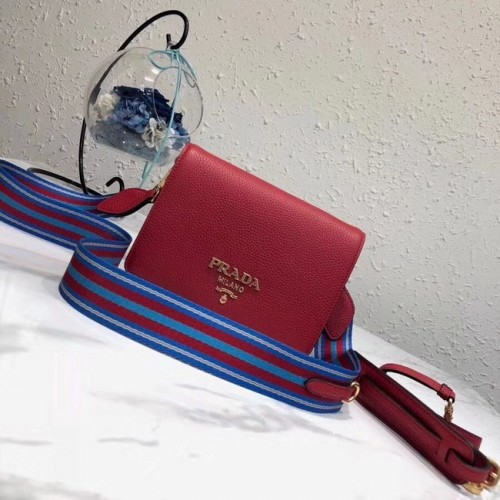 Borsa a spalla Prada in pelle di vitello 1BD102 rossa