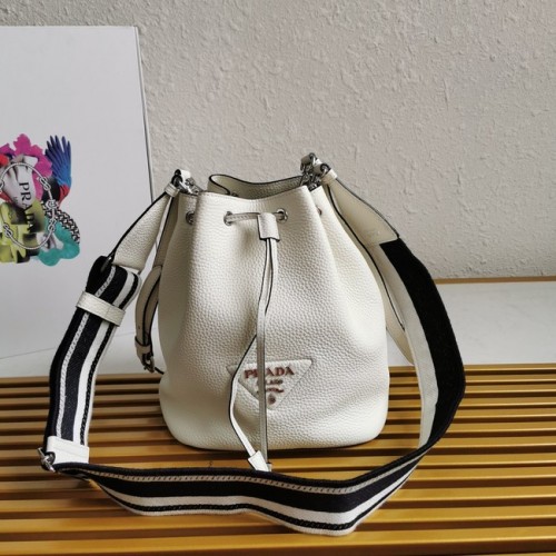 Borsa a spalla Prada in pelle 1BE060 bianca