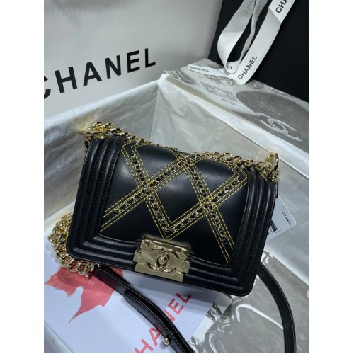 Borsa piccola BOY CHANEL Pelle di vitello stropicciata Metallo tonalità oro A67085 nera