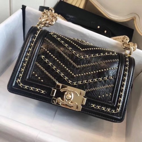 Borsa piccola BOY CHANEL Pelle di vitello stropicciata Metallo tonalità oro A67085 nera