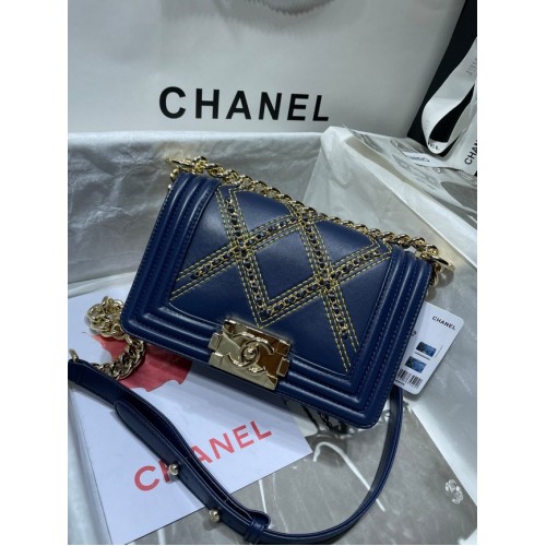 Borsa piccola BOY CHANEL Pelle di vitello stropicciata Metallo tonalità oro A67085 blu scuro