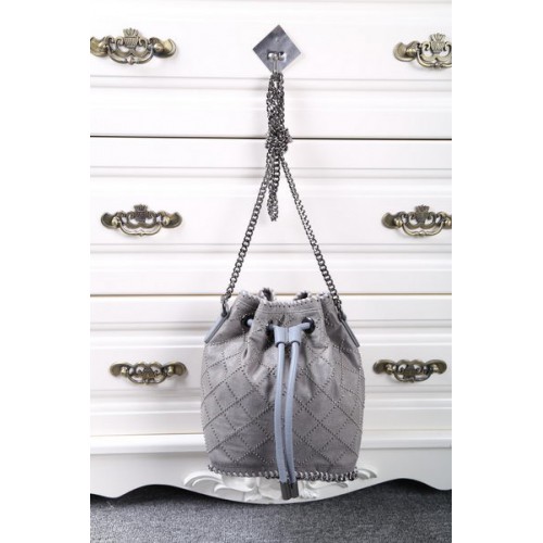 Borsa a secchiello trapuntata con borchie Stella McCartney Falabella SMC013 grigia