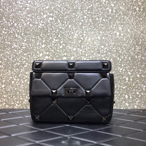 VALENTINO GARAVANI Roman Stud Large Napa montone 1189L nero