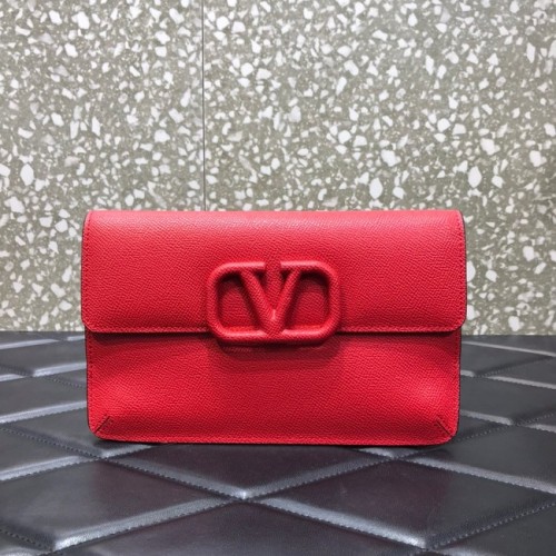 VALENTINO GARAVANI Pochette Stud Sign in Vitello Granato 0650 rosso