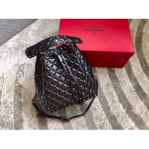VALENTINO Borsa a secchiello Rockstud in pelle A0059L nera