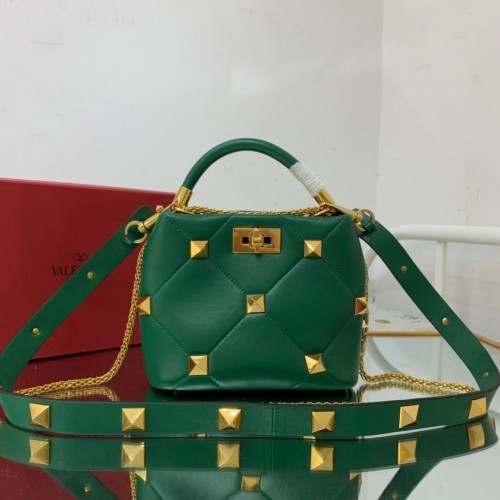 Valentino medio Garavani Roman Stud V1198 verde