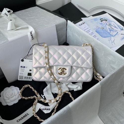 borsa con patta chanel pelle di vitello iridescente tono oro chiaro AS1116 bianco perla