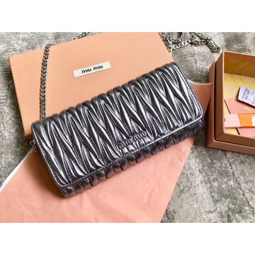 miu miu Pochette in Nappa Matelasse 5DH002 grigio