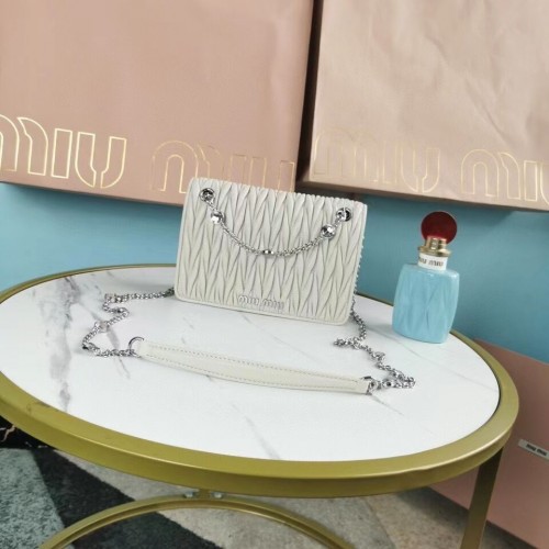 miu miu Matelasse Borsa a tracolla in pelle nappa 5AC065 bianca