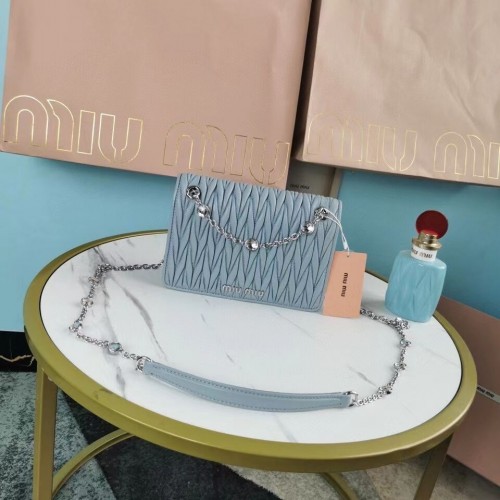 miu miu Borsa a Spalla in Pelle Nappa Matelasse 5AC065 azzurro