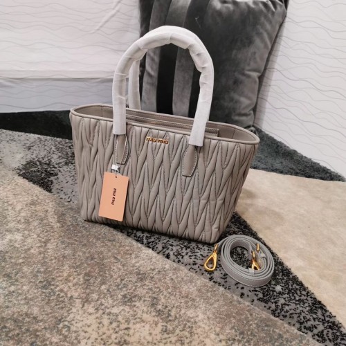 miu miu Borsa a mano in pelle nappa Matelasse 5BG163 grigio
