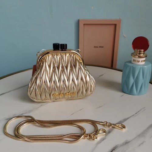 miu miu Borsa a tracolla mini in pelle Nappa Matelasse 5BB017S oro