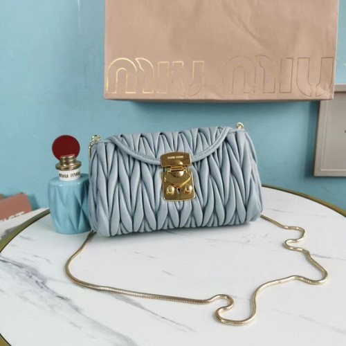 miu miu Borsa a tracolla mini in pelle Nappa Matelasse 5BD196 azzurro