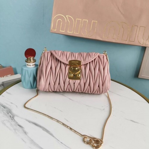 miu miu Borsa a tracolla mini in pelle Nappa Matelasse 5BD196 rosa