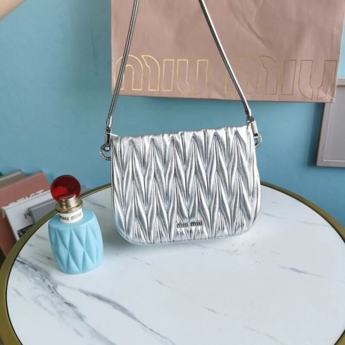 miu miu Borsa a tracolla mini in pelle Nappa Matelasse 5BH200 argento